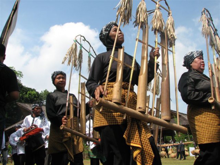 Mengapa Dialek dan Logat Berbeda di Setiap Wilayah Indonesia?